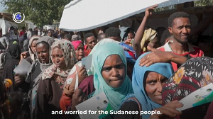 Sudańscy uchodźcy w kolejce po żywność (Źródło: Al-Dżazira, zrzut z ekranu wideo.)