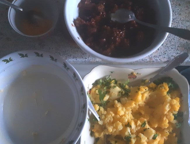 Obraz zawierający zastawa stołowa, jedzenie, talerz, Przyrząd kuchennyZawartość wygenerowana przez AI może być niepoprawna.